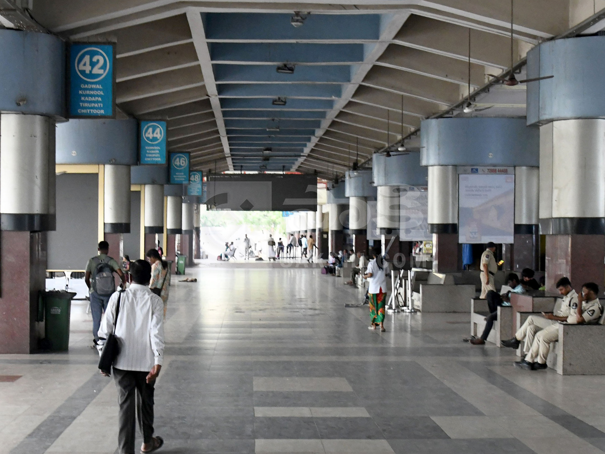 Telangana RTC Employees Strike : Passengers Suffers At Bus Stands Photos4