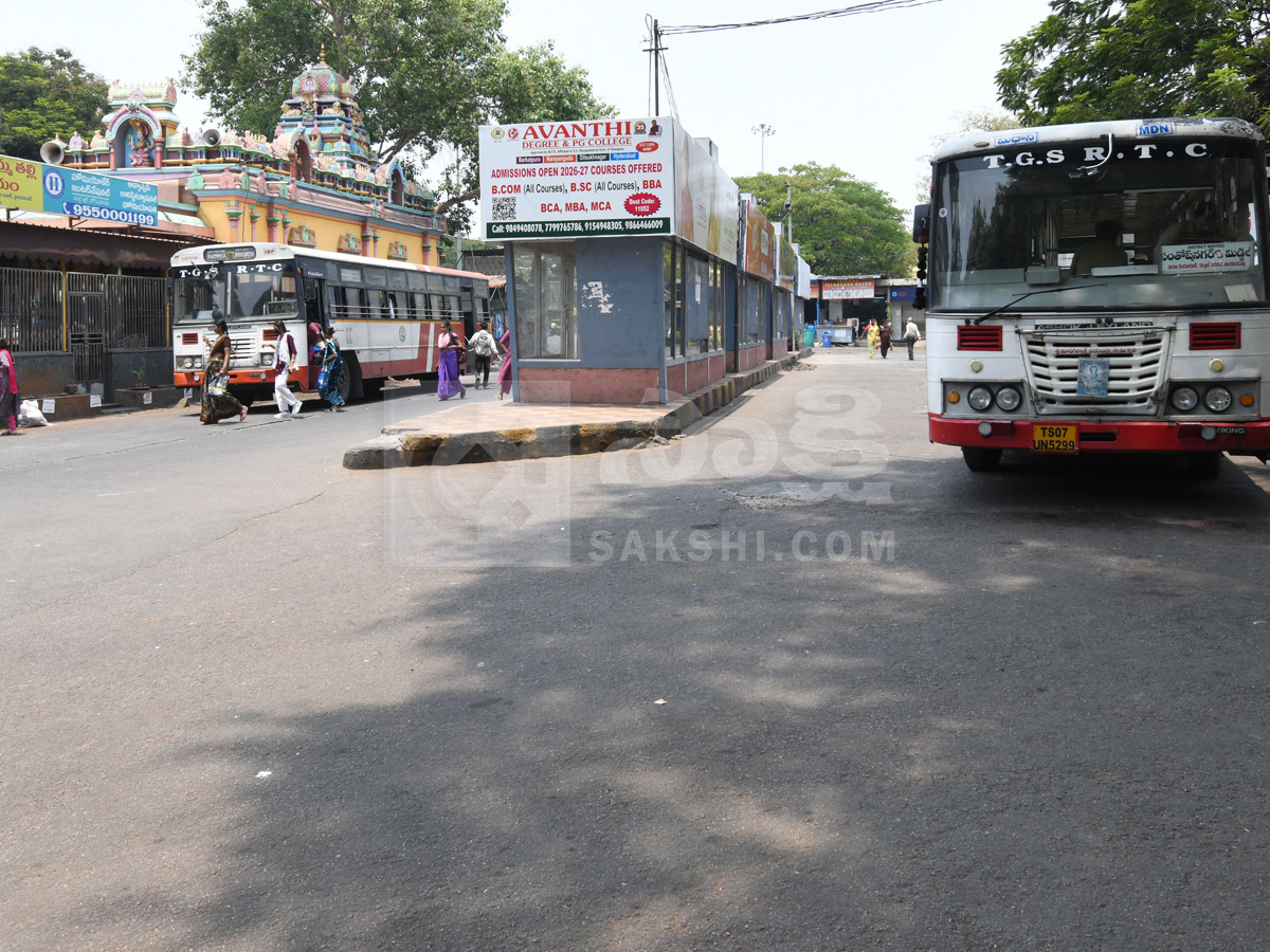 Telangana RTC Employees Strike : Passengers Suffers At Bus Stands Photos32