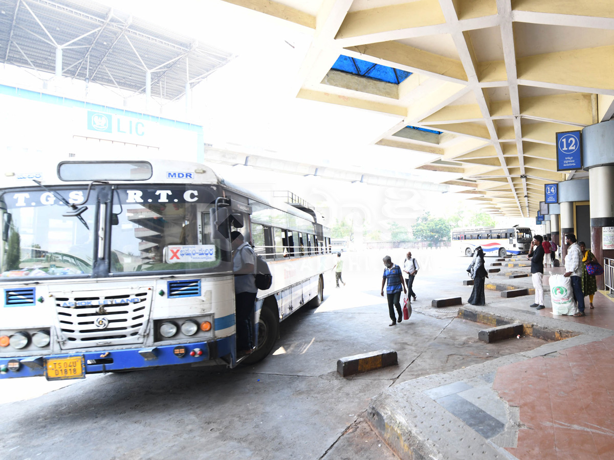 Telangana RTC Employees Strike : Passengers Suffers At Bus Stands Photos33
