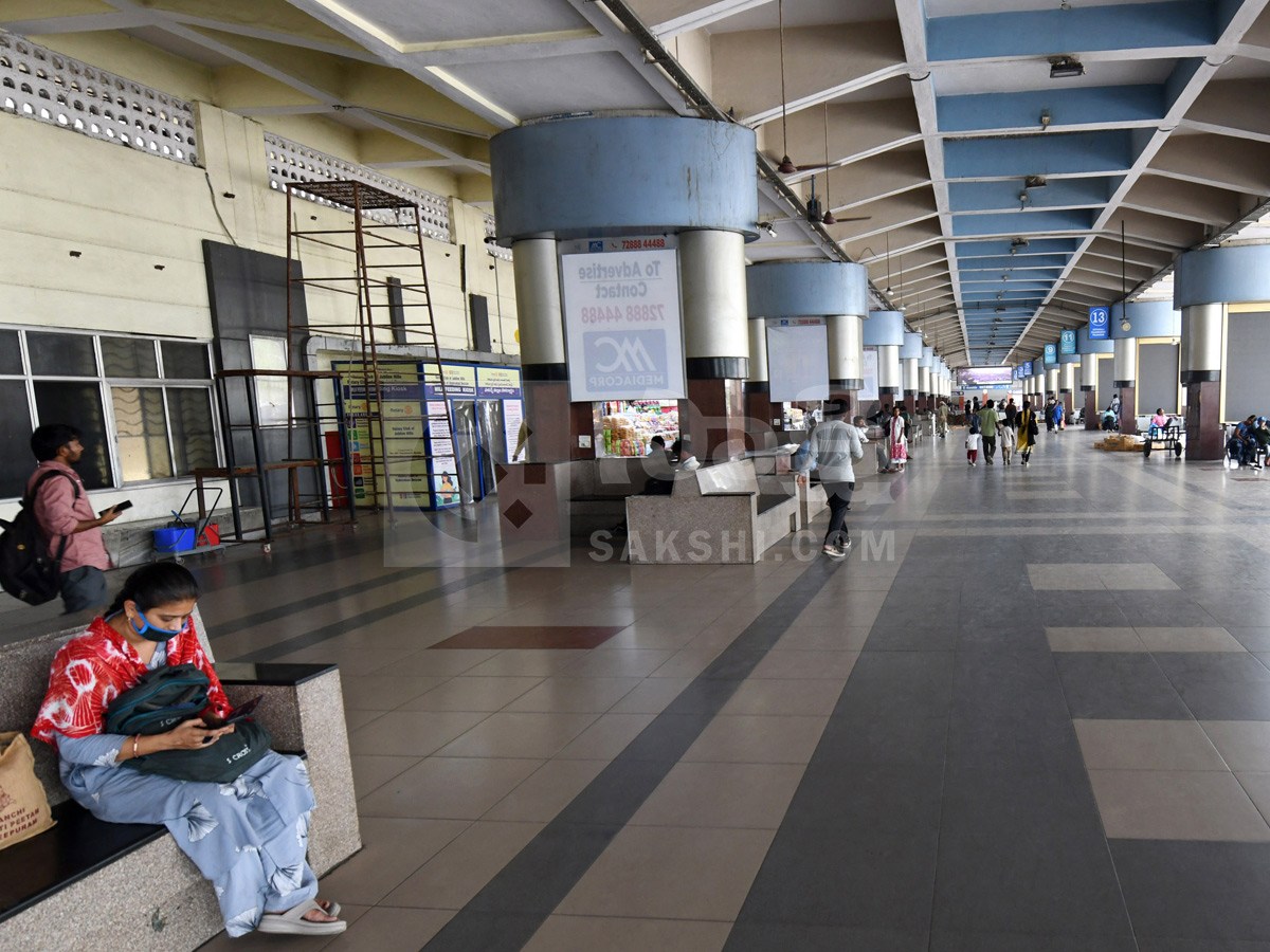 Telangana RTC Employees Strike : Passengers Suffers At Bus Stands Photos34