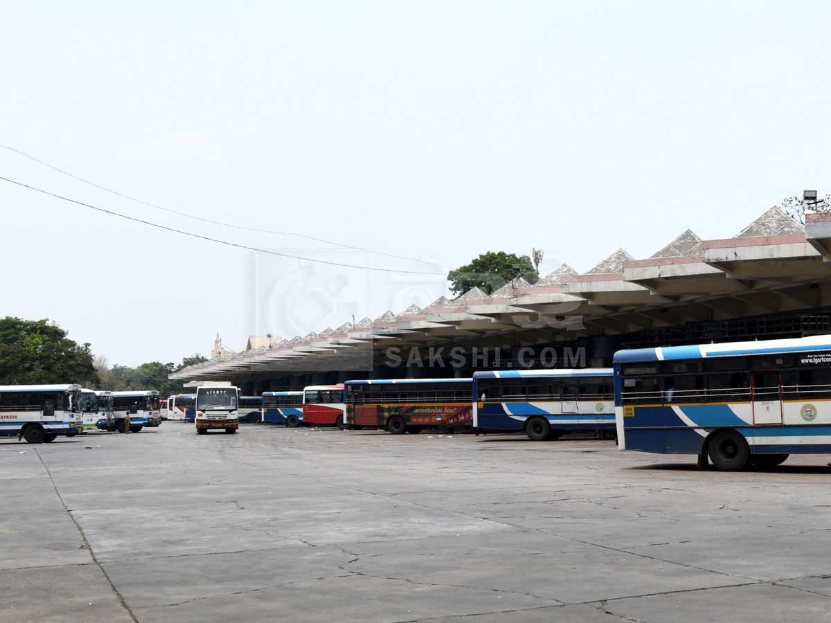 Telangana RTC Employees Strike : Passengers Suffers At Bus Stands Photos38