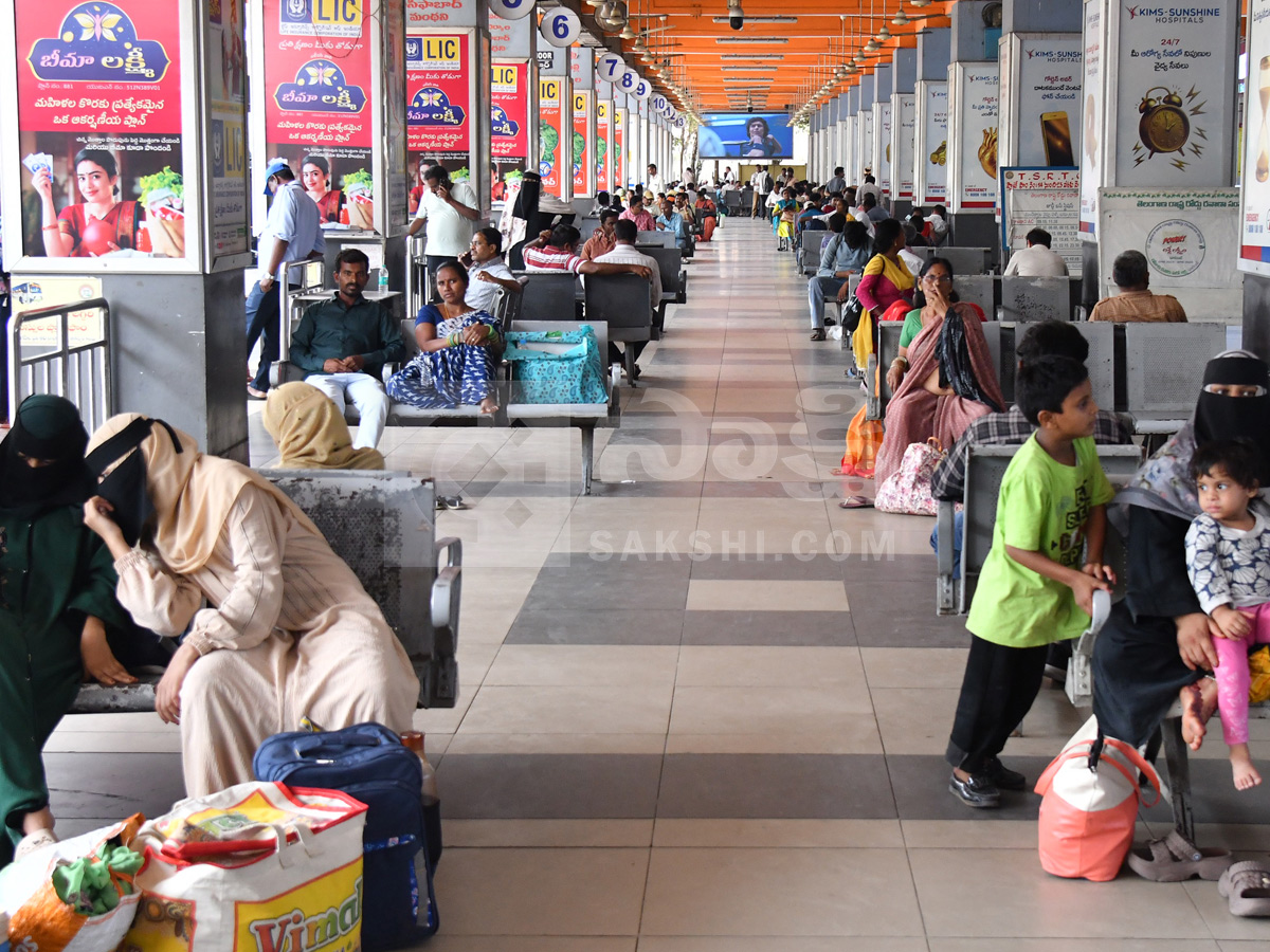 Telangana RTC Employees Strike : Passengers Suffers At Bus Stands Photos44