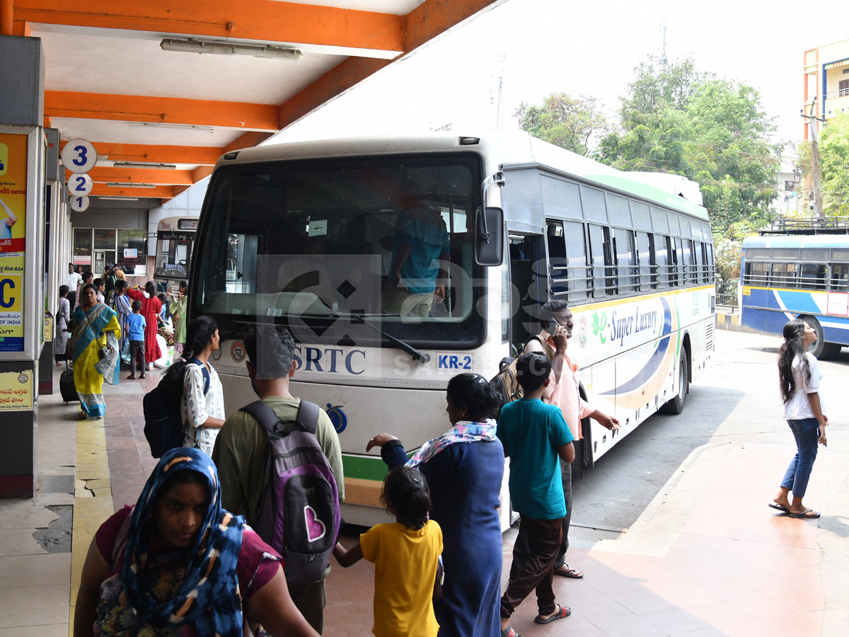 Telangana RTC Employees Strike : Passengers Suffers At Bus Stands Photos45