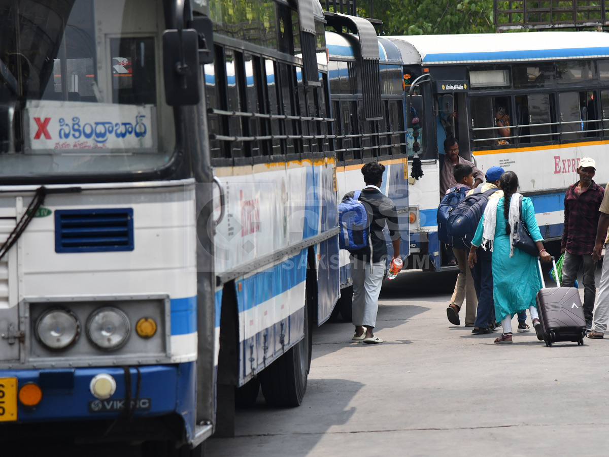 Telangana RTC Employees Strike : Passengers Suffers At Bus Stands Photos48