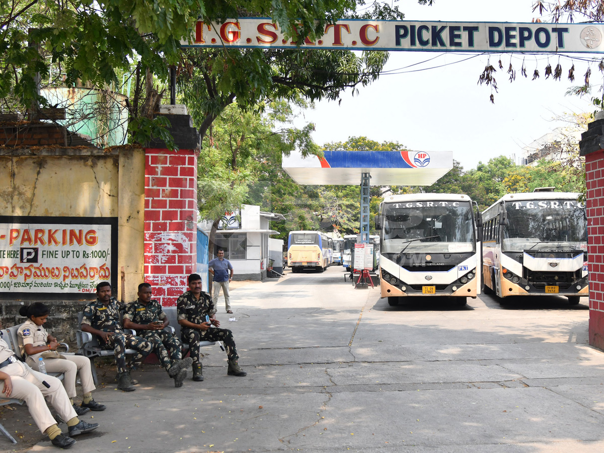 Telangana RTC Employees Strike : Passengers Suffers At Bus Stands Photos49
