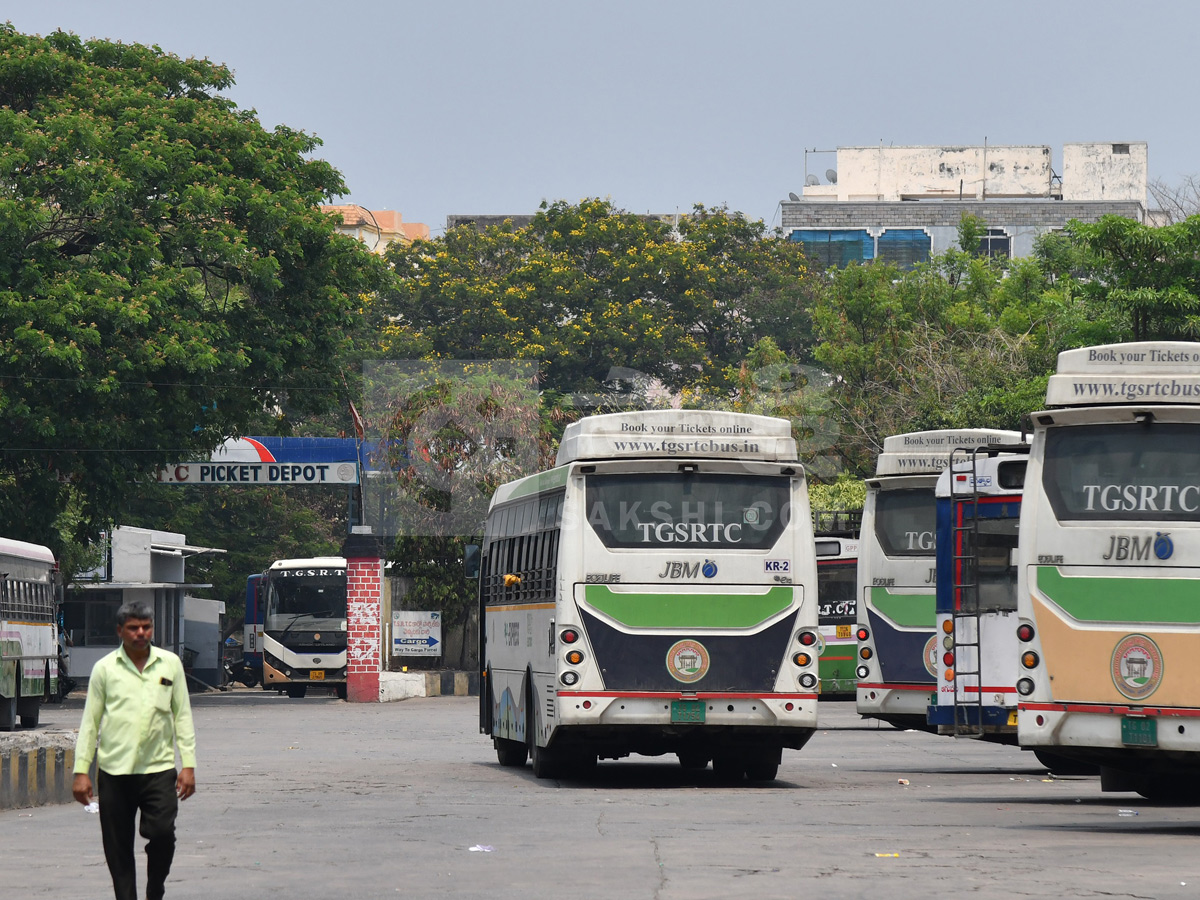 Telangana RTC Employees Strike : Passengers Suffers At Bus Stands Photos50