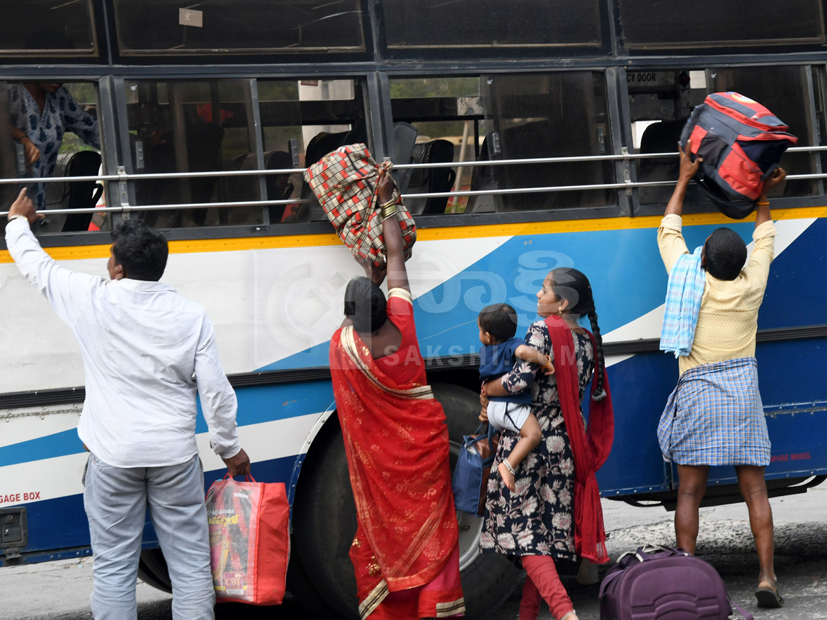 Telangana RTC Employees Strike : Passengers Suffers At Bus Stands Photos6