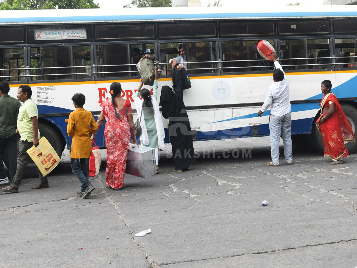 Telangana RTC Employees Strike : Passengers Suffers At Bus Stands Photos7