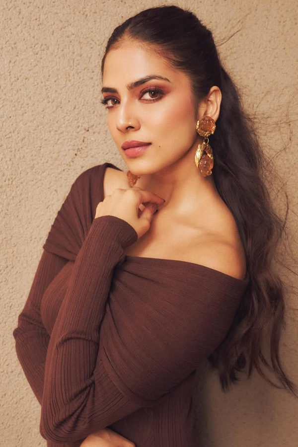 Actress Malavika Mohanan Gorgeous Beautiful Photos14