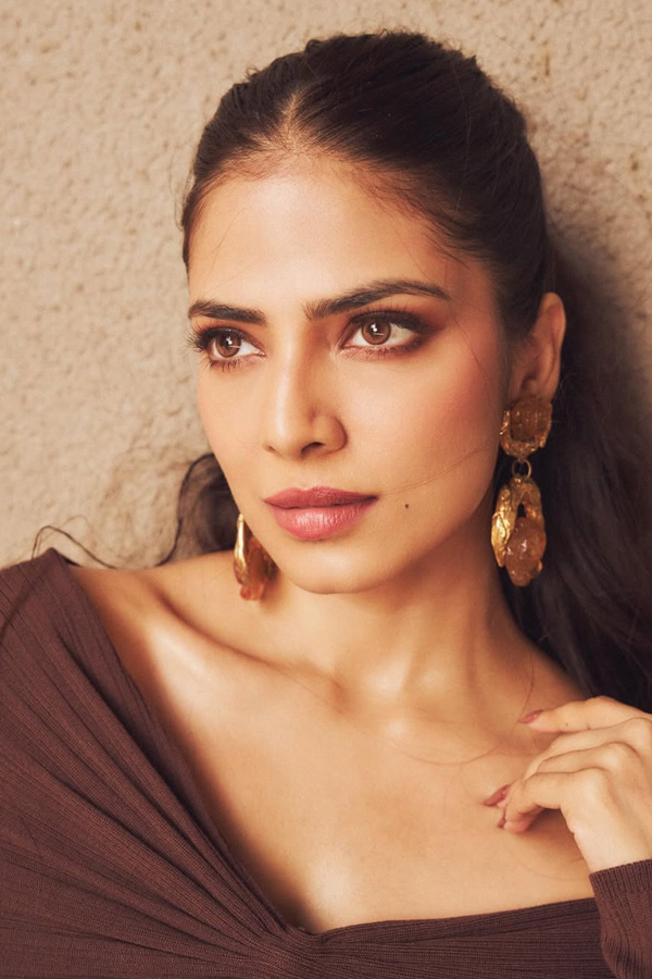 Actress Malavika Mohanan Gorgeous Beautiful Photos16