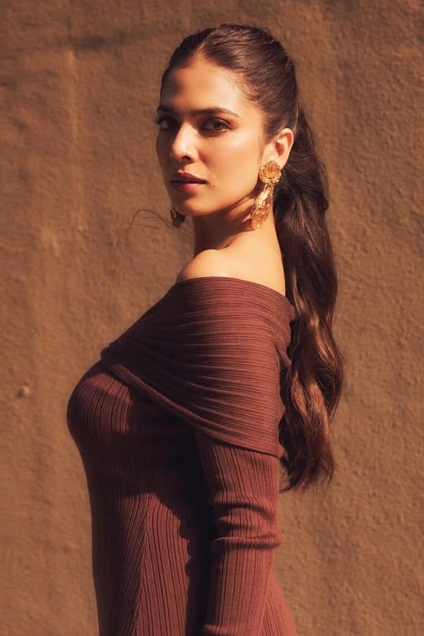 Actress Malavika Mohanan Gorgeous Beautiful Photos7