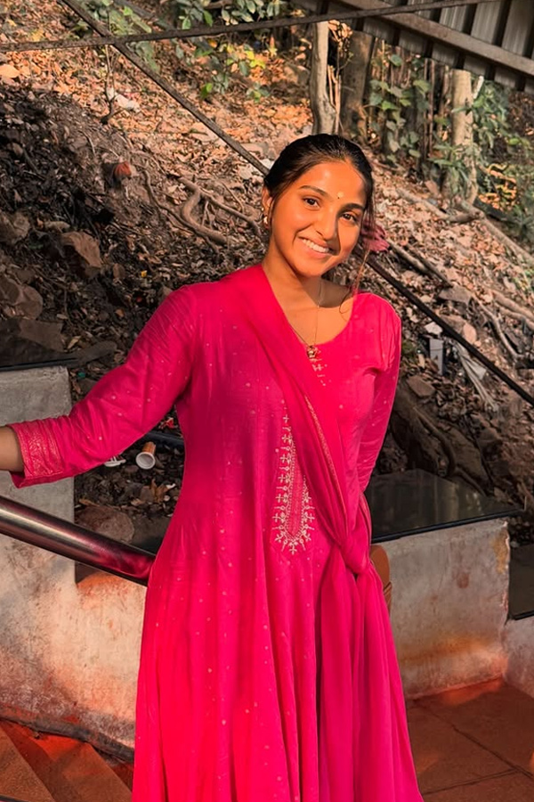 Actress Pranavi Manukonda visits Tirumala Photos2