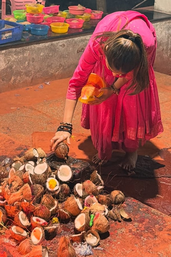 Actress Pranavi Manukonda visits Tirumala Photos10