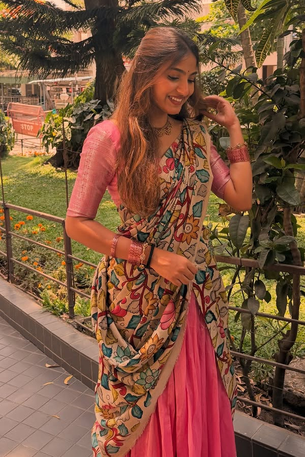 Actress Pranavi Manukonda visits Tirumala Photos3