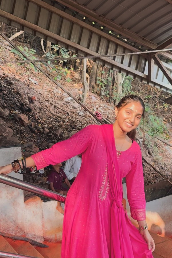 Actress Pranavi Manukonda visits Tirumala Photos5