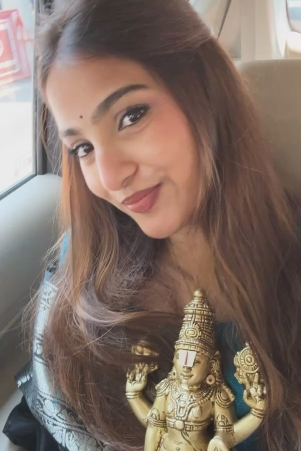 Actress Pranavi Manukonda visits Tirumala Photos8
