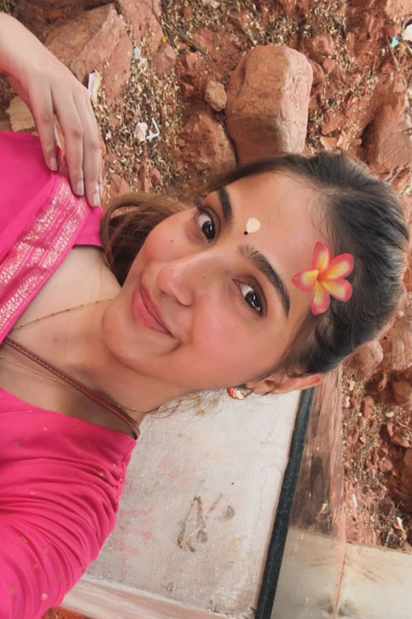 Actress Pranavi Manukonda visits Tirumala Photos9