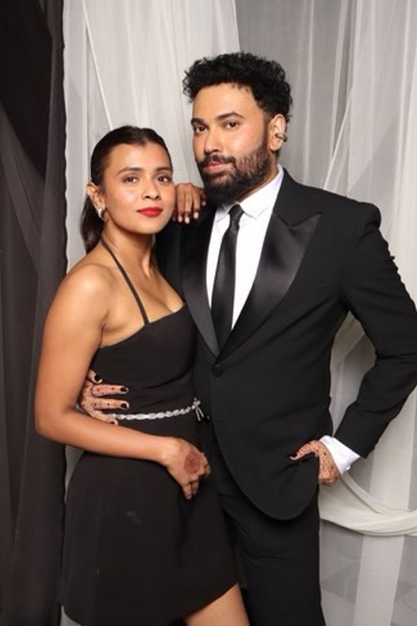 Actress Hebah Patel Enjoying NIght Party With Friends Photos2