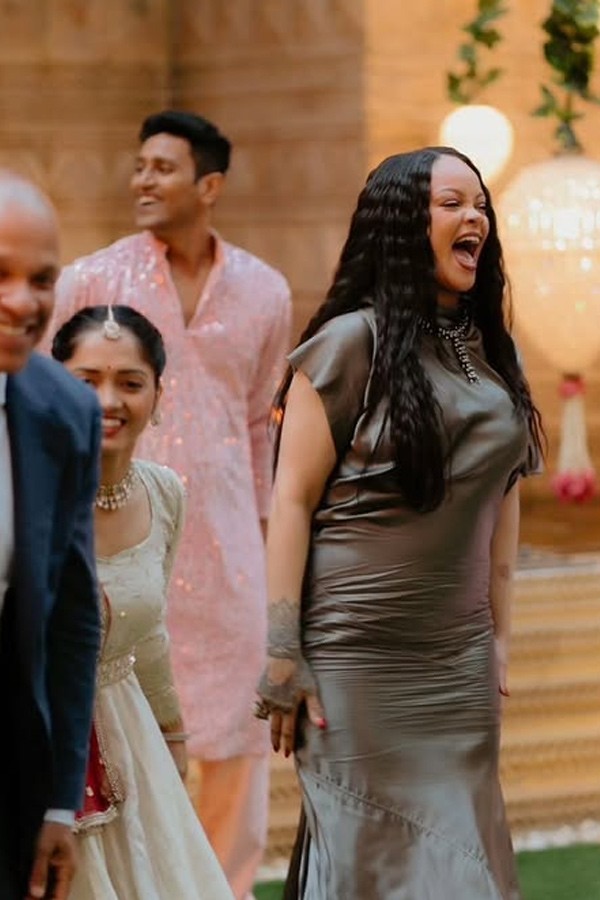 Rihanna And her guests visited The Ambani family At Their home Photos15