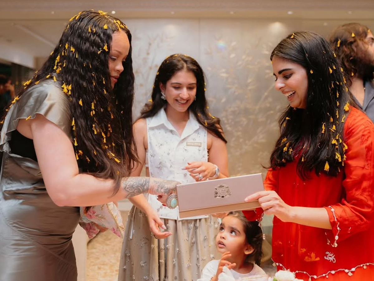 Rihanna And her guests visited The Ambani family At Their home Photos4