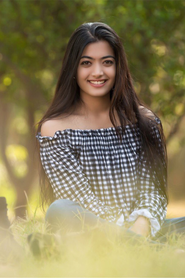Actress Rashmika Mandanna Birthday Special Photos36