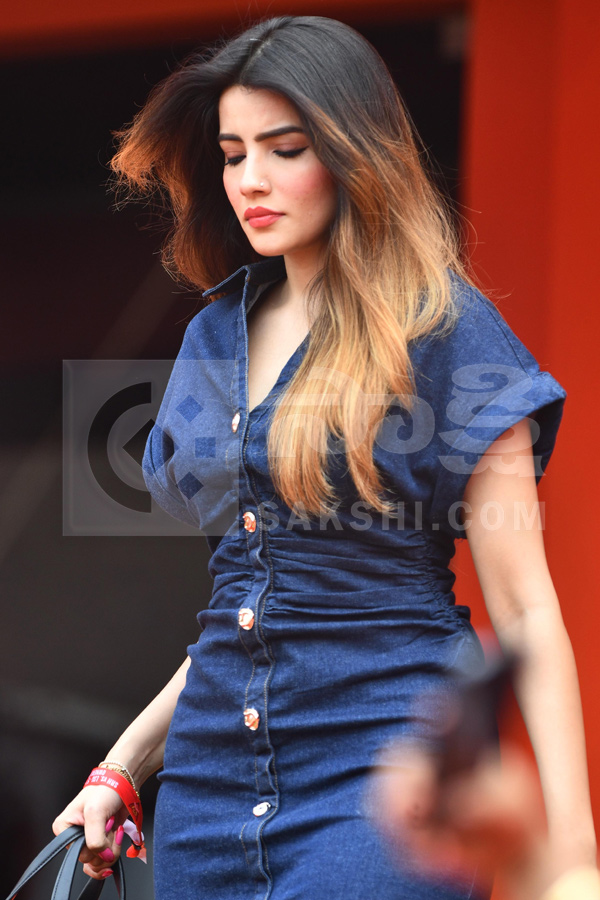 SRH vs LSG IPL 2026 : Celebrities At Uppal Cricket Stadium Hyderabad Photos15