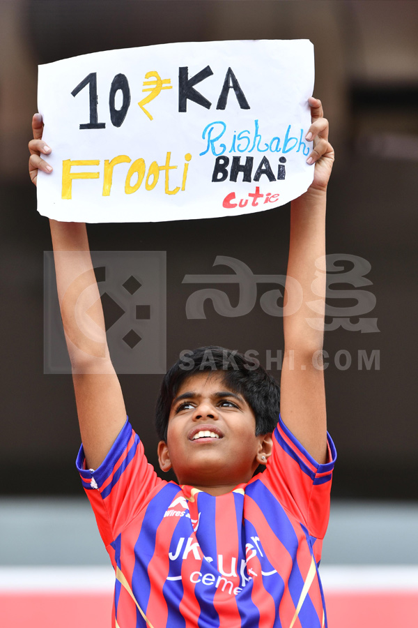 SRH vs LSG IPL 2026 : Celebrities At Uppal Cricket Stadium Hyderabad Photos17