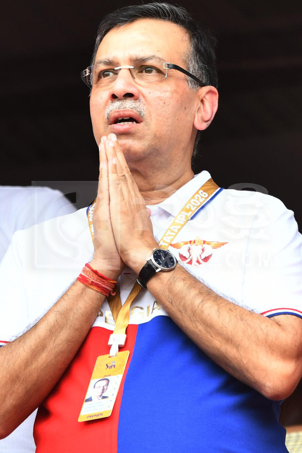 SRH vs LSG IPL 2026 : Celebrities At Uppal Cricket Stadium Hyderabad Photos40