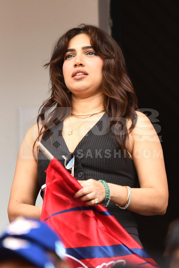 SRH vs LSG IPL 2026 : Celebrities At Uppal Cricket Stadium Hyderabad Photos41