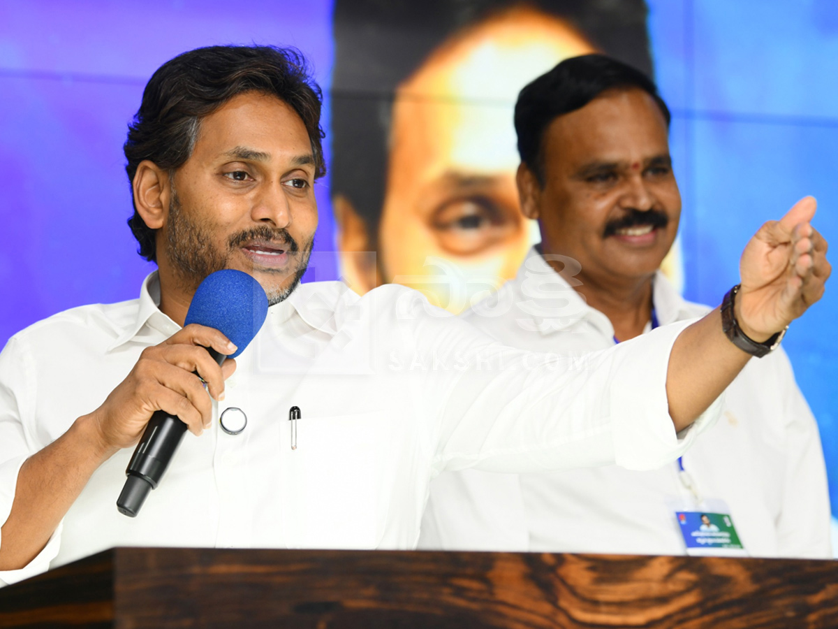 YS Jagan Meeting With YSRCP Leaders At Tadepalle Photos12