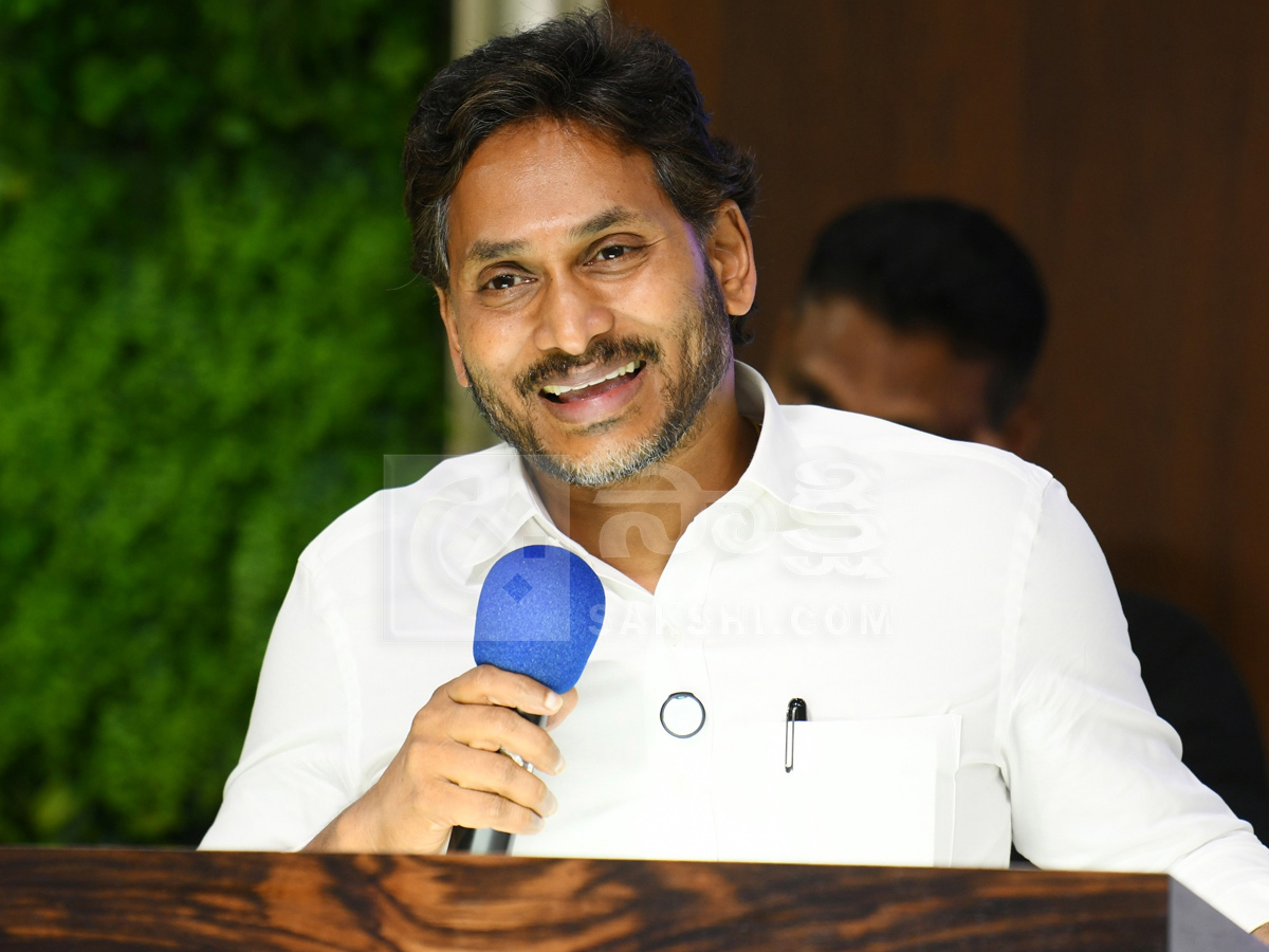 YS Jagan Meeting With YSRCP Leaders At Tadepalle Photos14