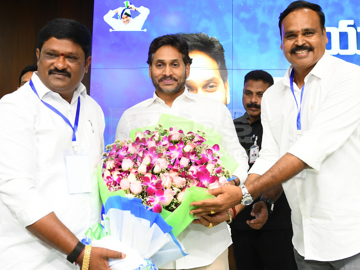 YS Jagan Meeting With YSRCP Leaders At Tadepalle Photos4