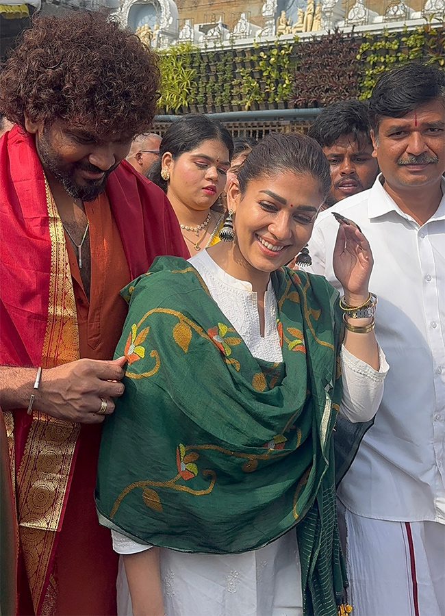 Actress Nayanthara, Vignesh Shivan Visits Tirumala15