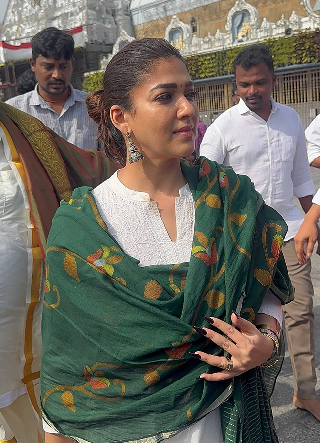 Actress Nayanthara, Vignesh Shivan Visits Tirumala3