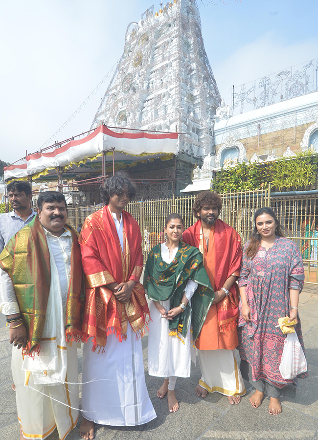 Actress Nayanthara, Vignesh Shivan Visits Tirumala4