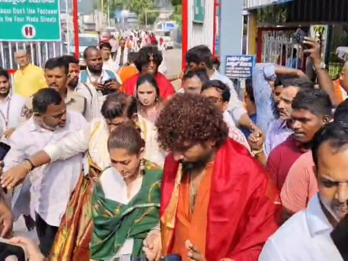 Actress Nayanthara, Vignesh Shivan Visits Tirumala9
