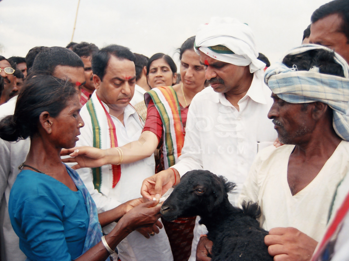 గుర్తుకొస్తున్నాయి.. మహానేత పాదయాత్రకు 23 ఏళ్లు (చిత్రాలు) | YS ...