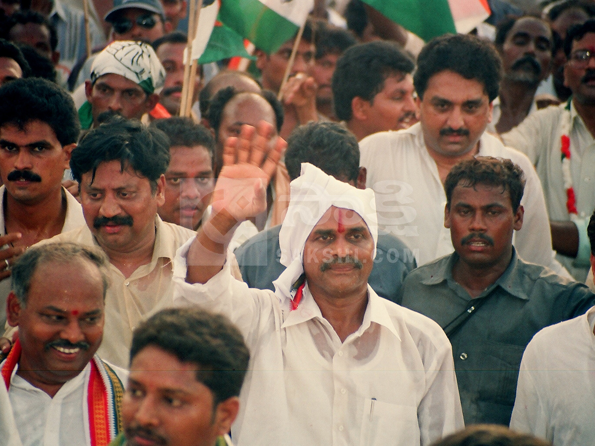 గుర్తుకొస్తున్నాయి.. మహానేత పాదయాత్రకు 23 ఏళ్లు (చిత్రాలు) | YS ...