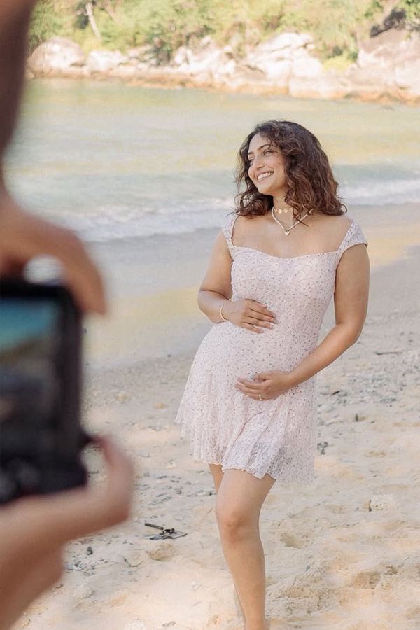 Reba John And Joemon Joseph look Adorable In pregnancy photoshoot Photos3