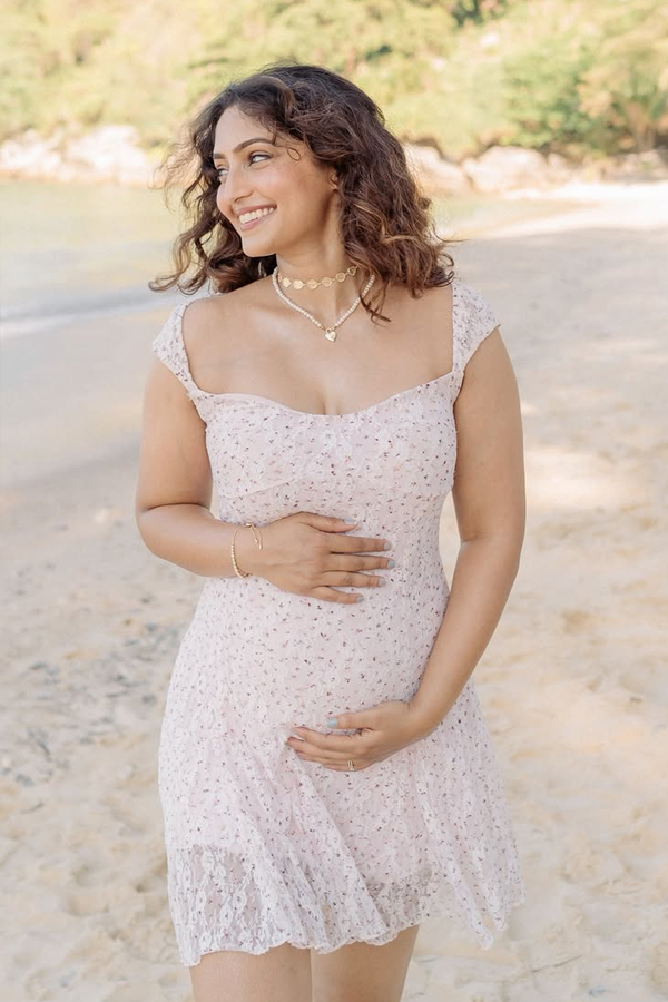 Reba John And Joemon Joseph look Adorable In pregnancy photoshoot Photos5