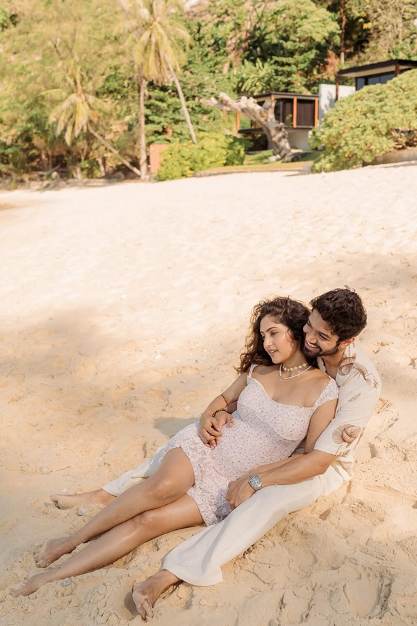 Reba John And Joemon Joseph look Adorable In pregnancy photoshoot Photos10