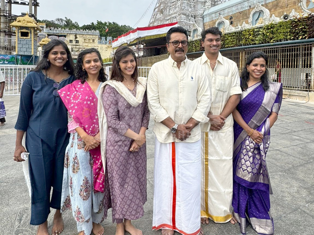 Sarathkumar And Actress Varalaxmi Visited Tirumala Photos12