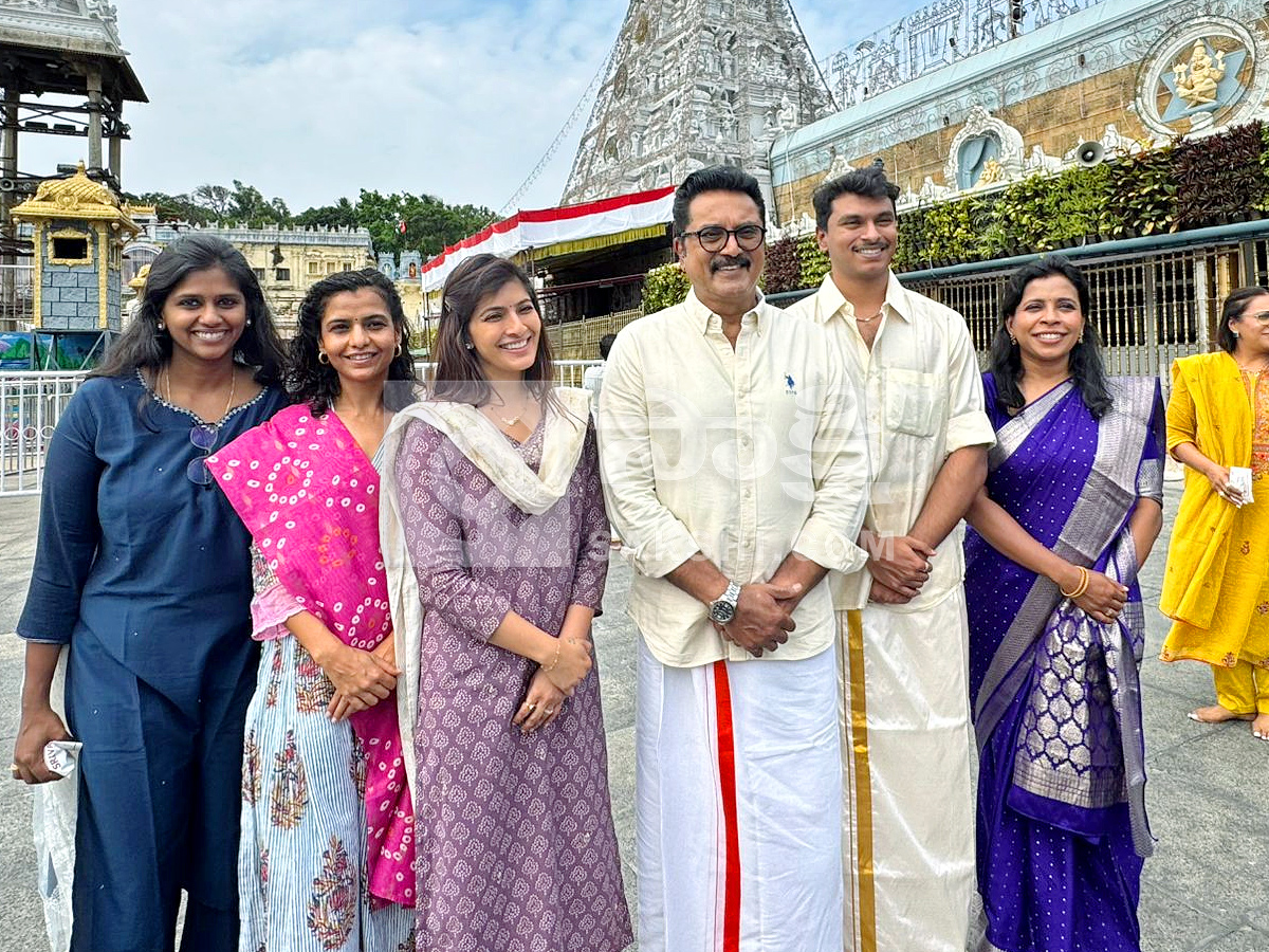 Sarathkumar And Actress Varalaxmi Visited Tirumala Photos13