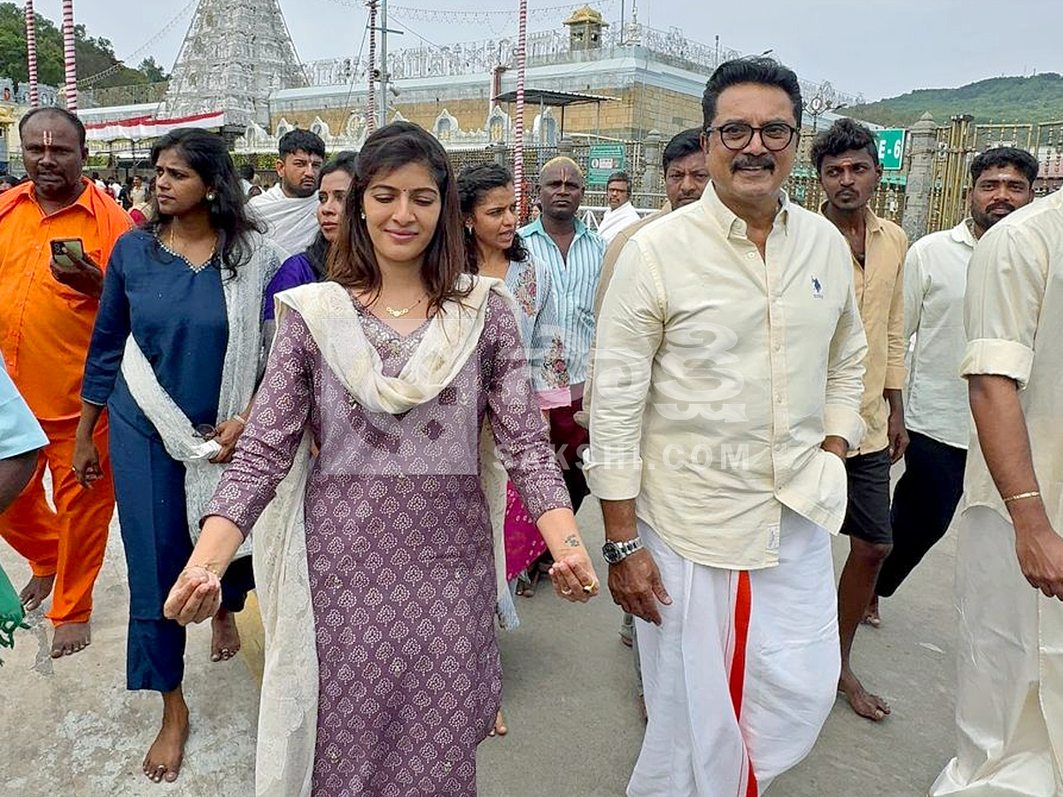 Sarathkumar And Actress Varalaxmi Visited Tirumala Photos14
