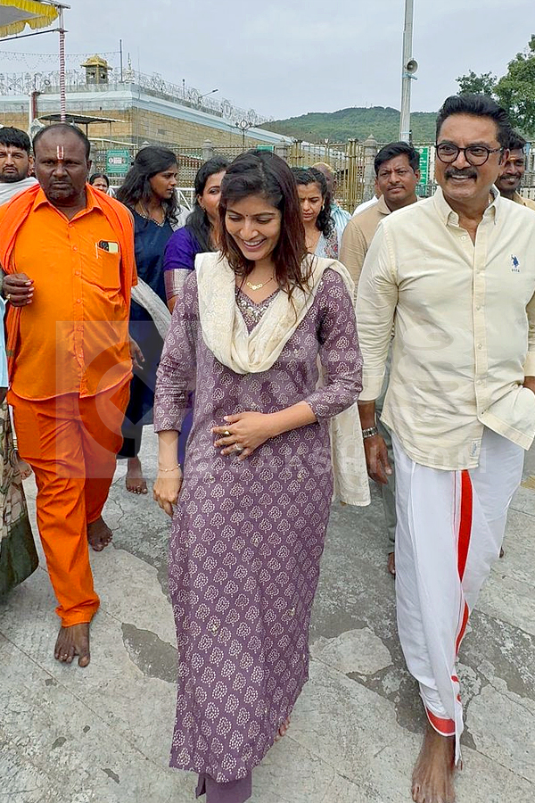 Sarathkumar And Actress Varalaxmi Visited Tirumala Photos15