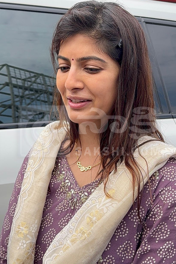 Sarathkumar And Actress Varalaxmi Visited Tirumala Photos16