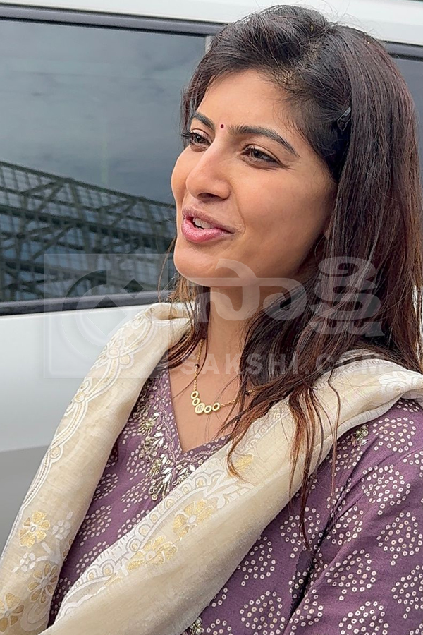 Sarathkumar And Actress Varalaxmi Visited Tirumala Photos17