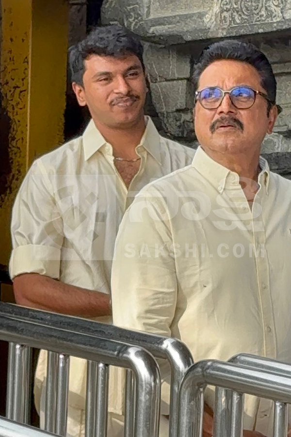 Sarathkumar And Actress Varalaxmi Visited Tirumala Photos3
