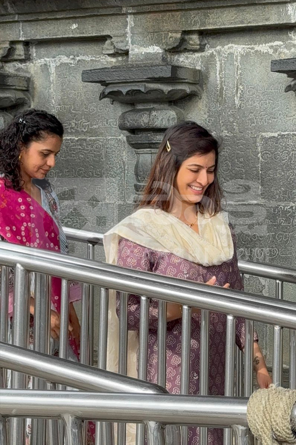 Sarathkumar And Actress Varalaxmi Visited Tirumala Photos5