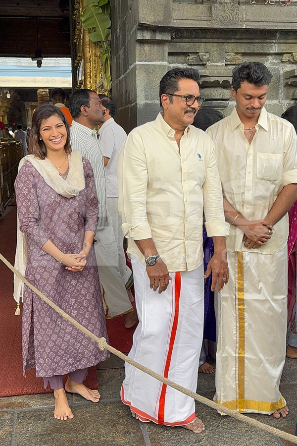 Sarathkumar And Actress Varalaxmi Visited Tirumala Photos7